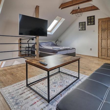 Zenloft Apartman Eger Exteriör bild