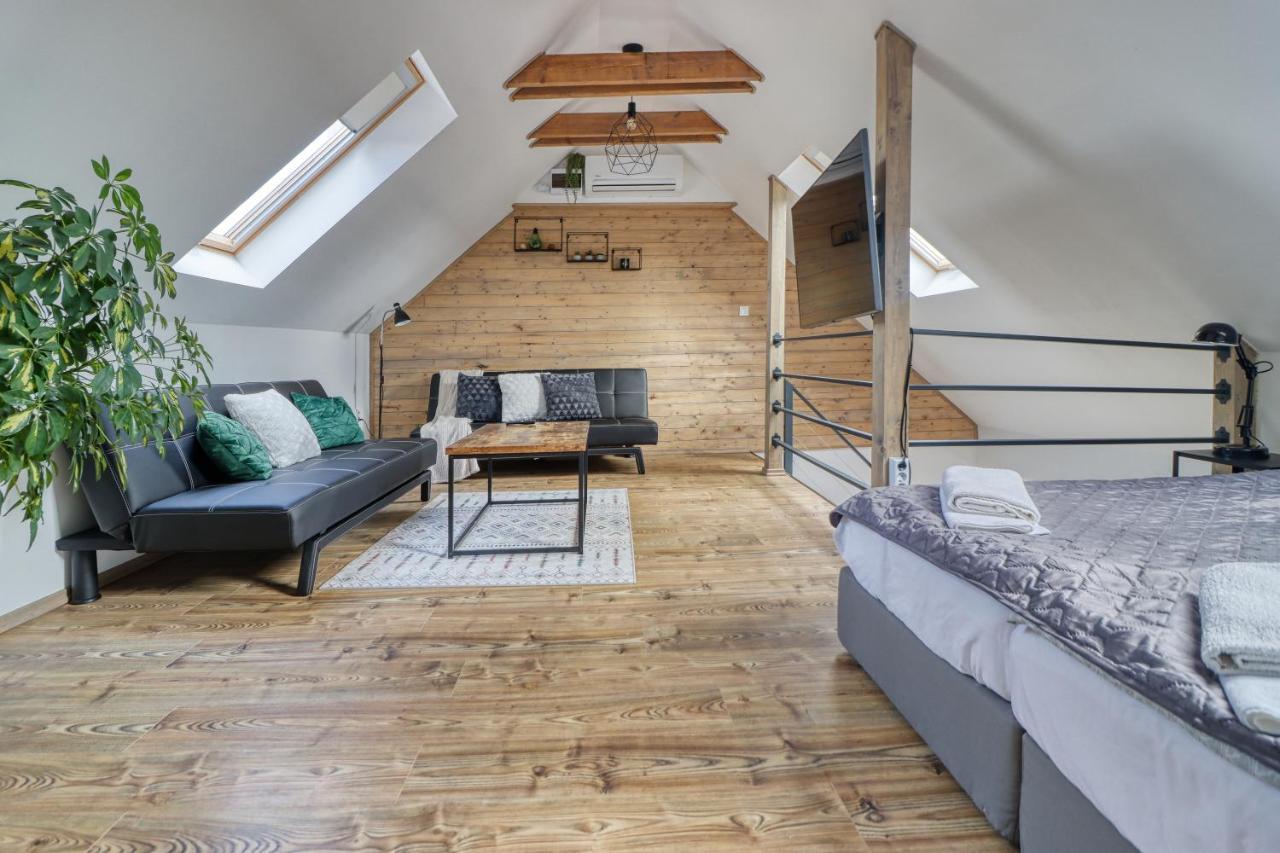 Zenloft Apartman Eger Exteriör bild