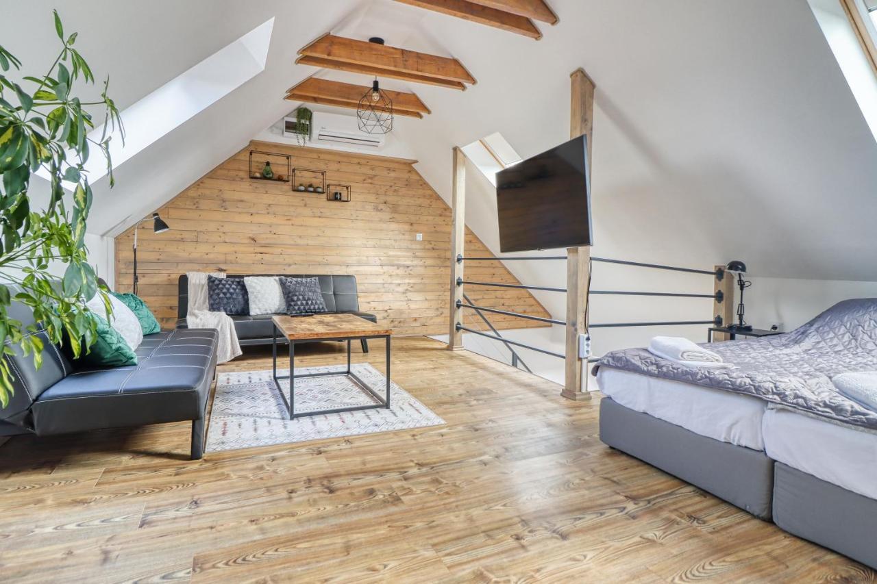 Zenloft Apartman Eger Exteriör bild