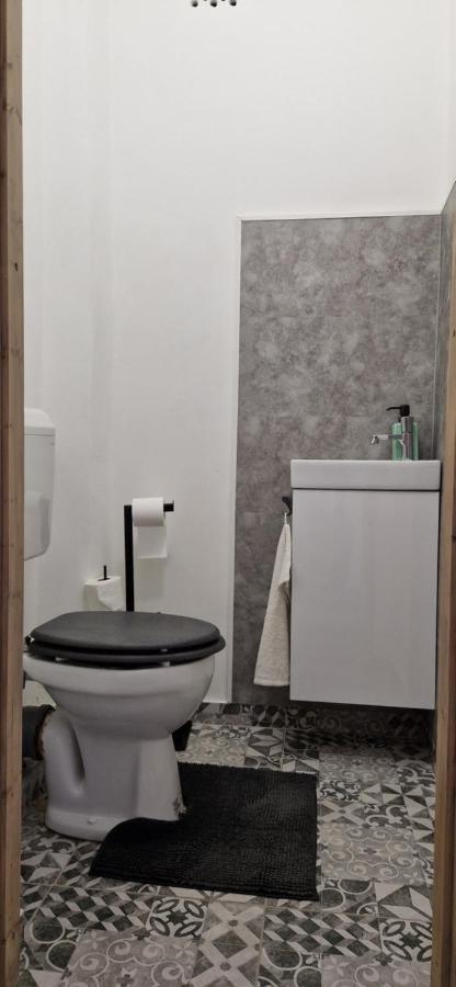 Zenloft Apartman Eger Exteriör bild