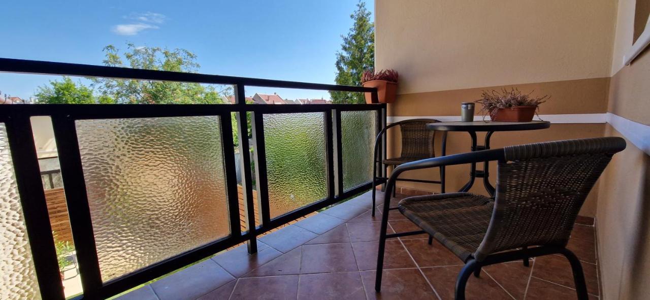 Zenloft Apartman Eger Exteriör bild
